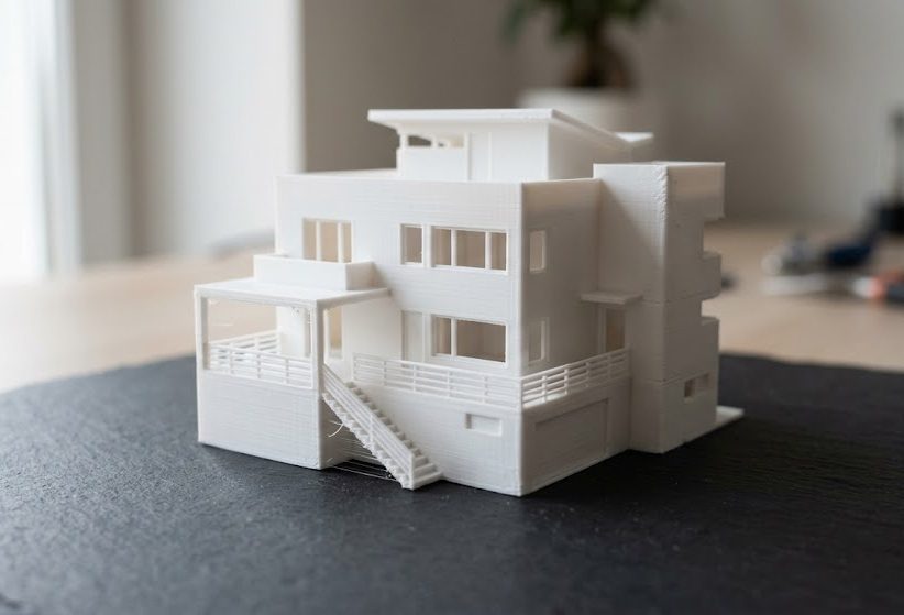 Makieta architektoniczna budynku złożona z drukowanych segmentów